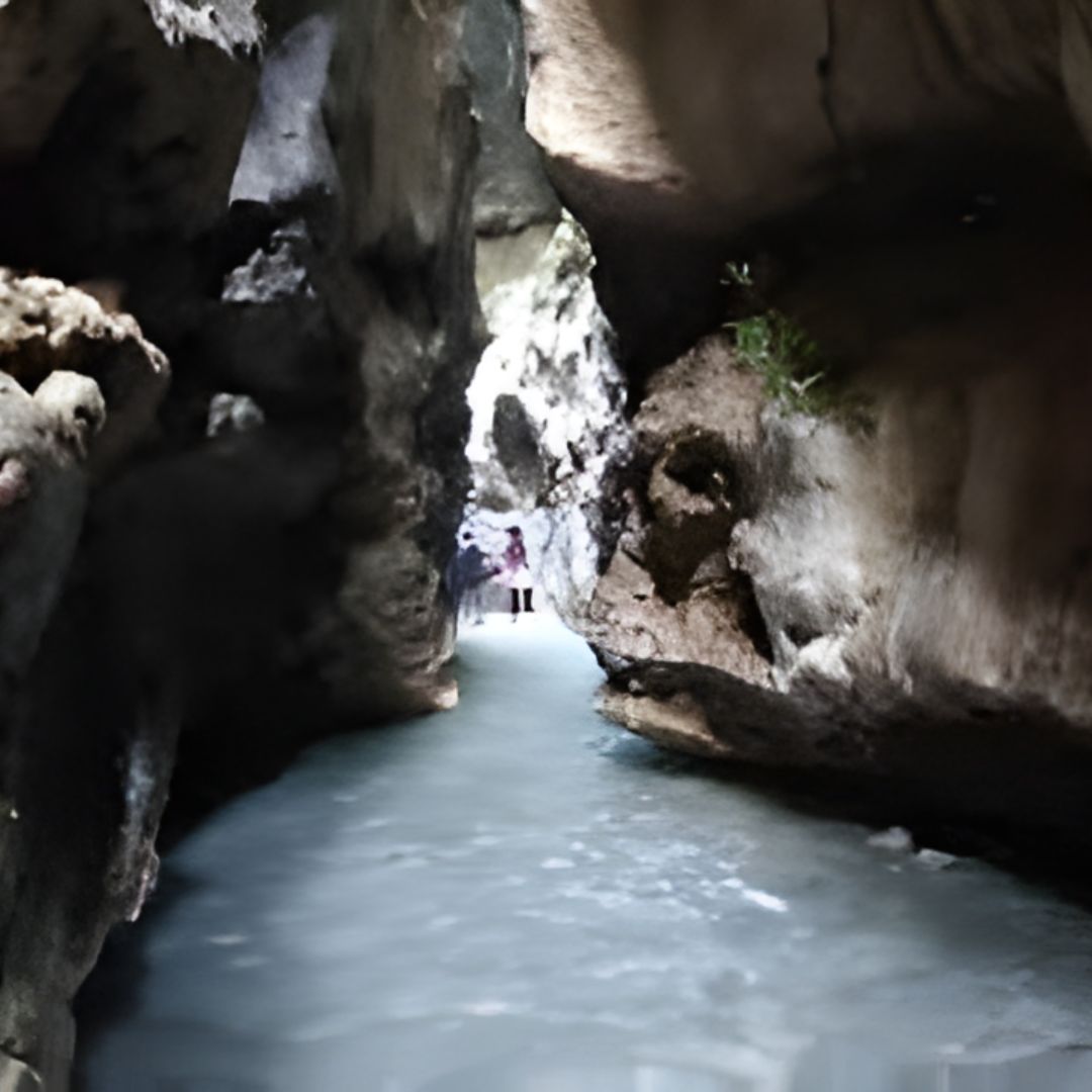 Robber's Cave (Guchhupani)
